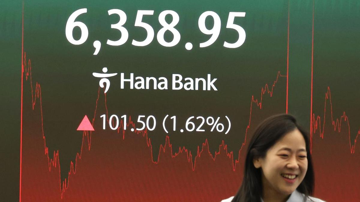 Asia stocks move higher on Wall Street lead, oil steady