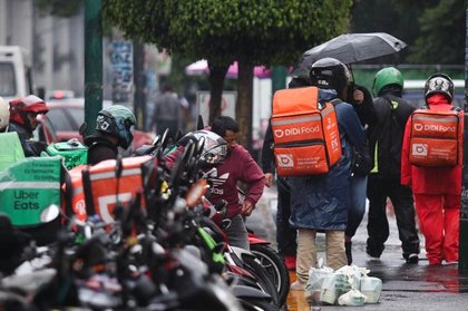 STPS modifica ingresos de repartidores y conductores por aplicación en México