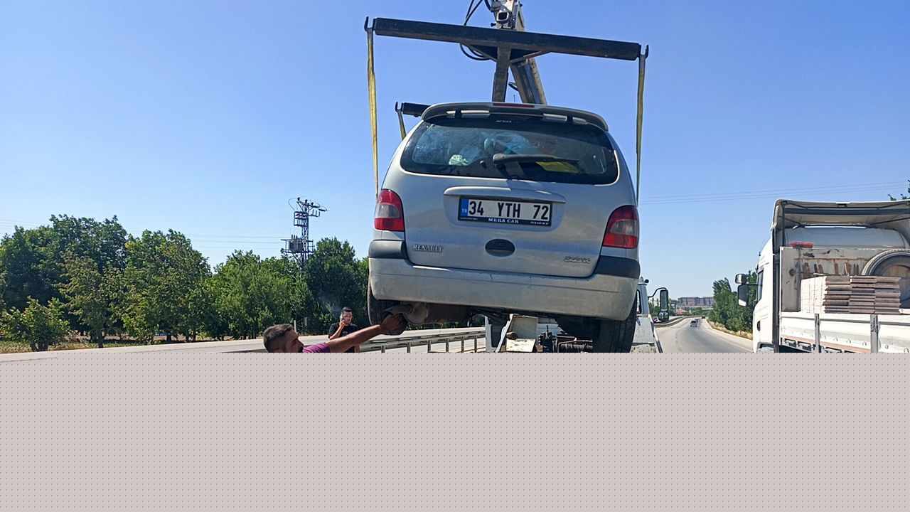Bariyerlerin arasına giren otomobildeki 6 kişi yaralandı