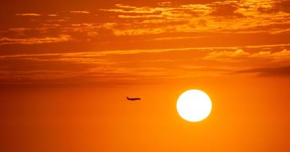 UFO Caught During Sunset Over New York, New York, Aug 25, 2025, UAP Sighting News.