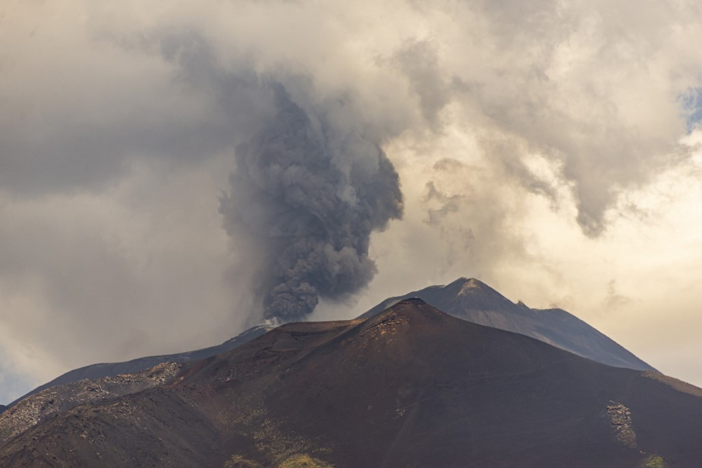 Az Etna kitörése miatt megint korlátozásokat vezettek be Catania repülőterén szombaton