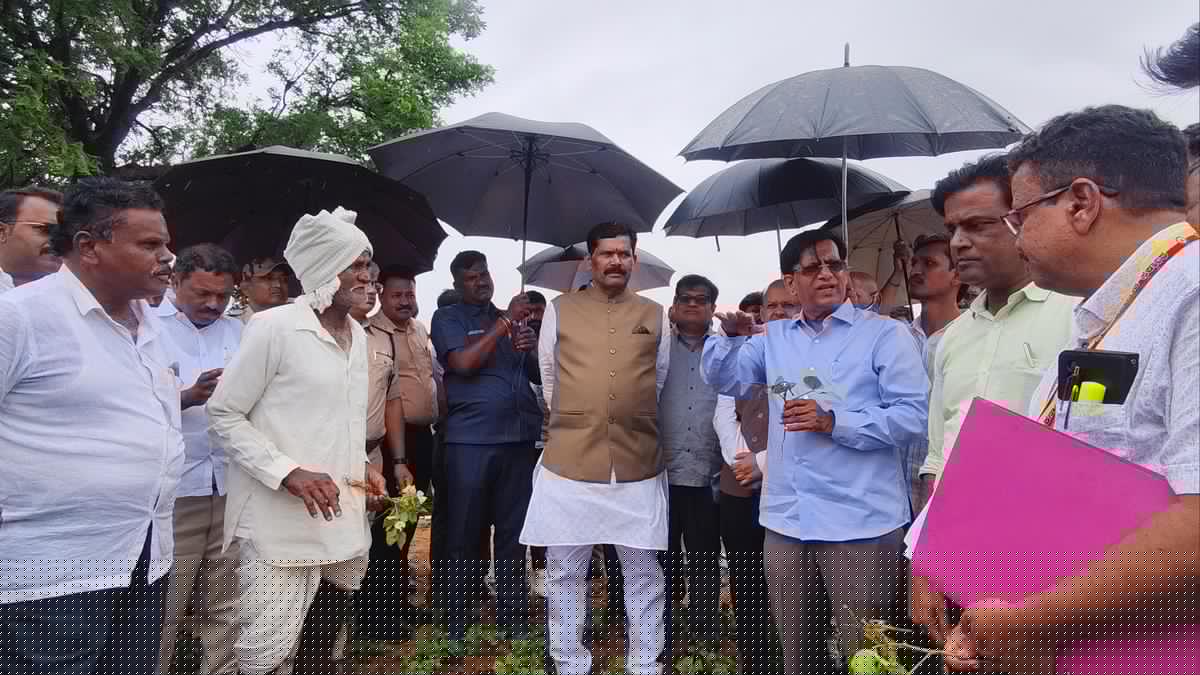 Ministers Tangadagi and Rayaraddi inspect drought-hit fields in Koppal
