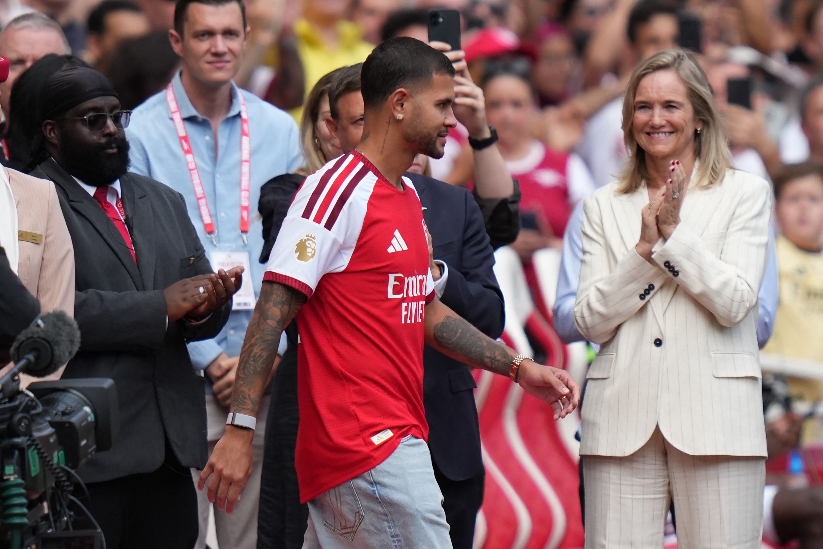 Bruno Guimarães é apresentado à torcida do Arsenal em jogo com Borussia Dortmund no Emirates
