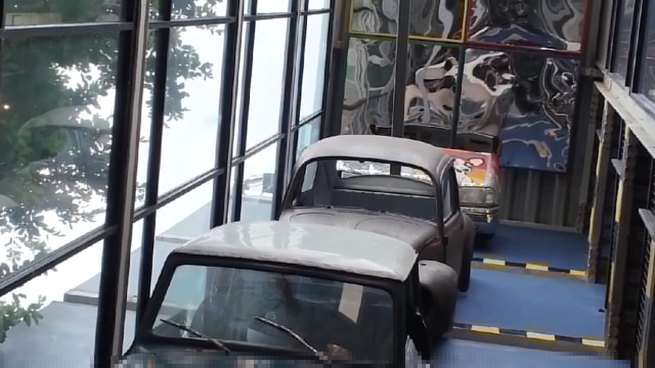 Autoschrott wird zum Design - In diesem Hotel hängen Autos von der Decke