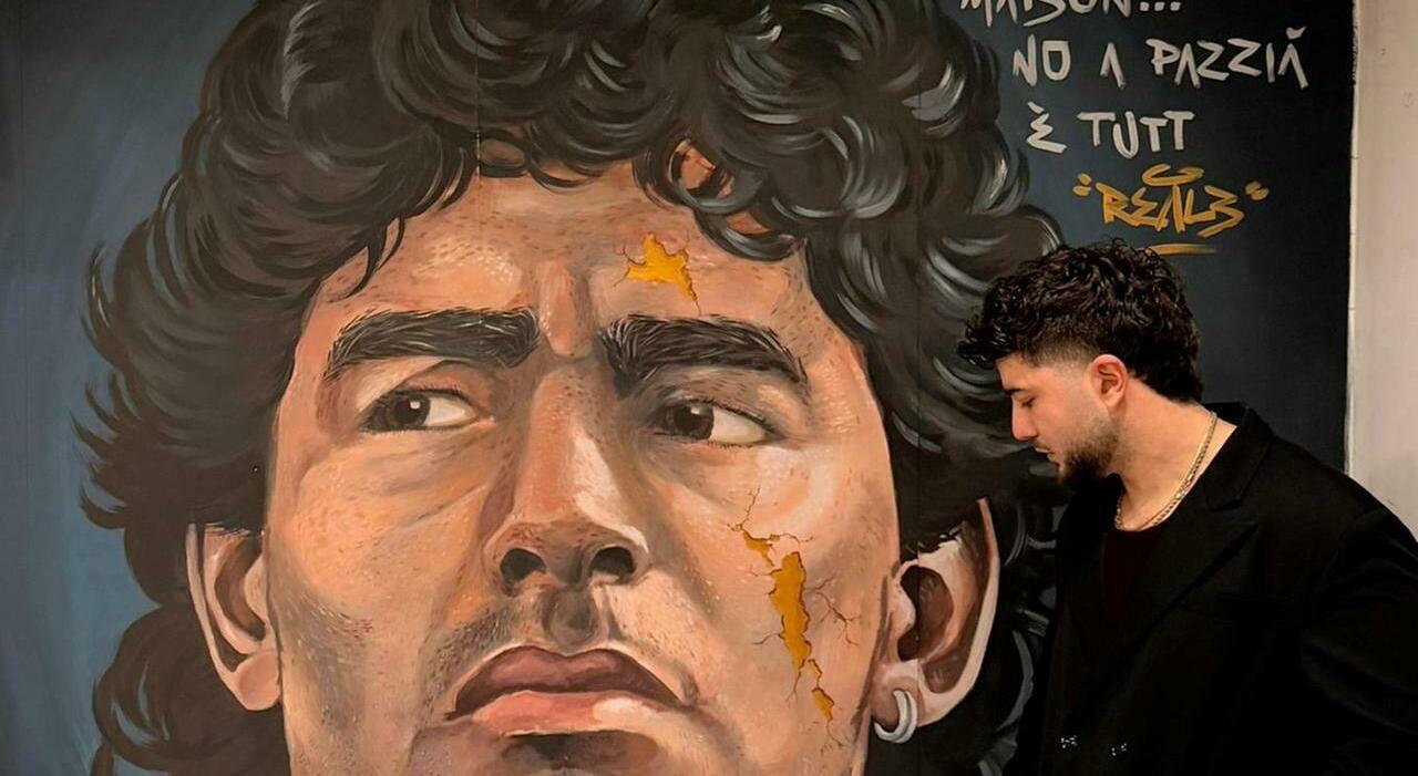 L&rsquo;arte napoletana a Parigi: una gigantografia di Maradona a due passi dalla Torre Eiffel