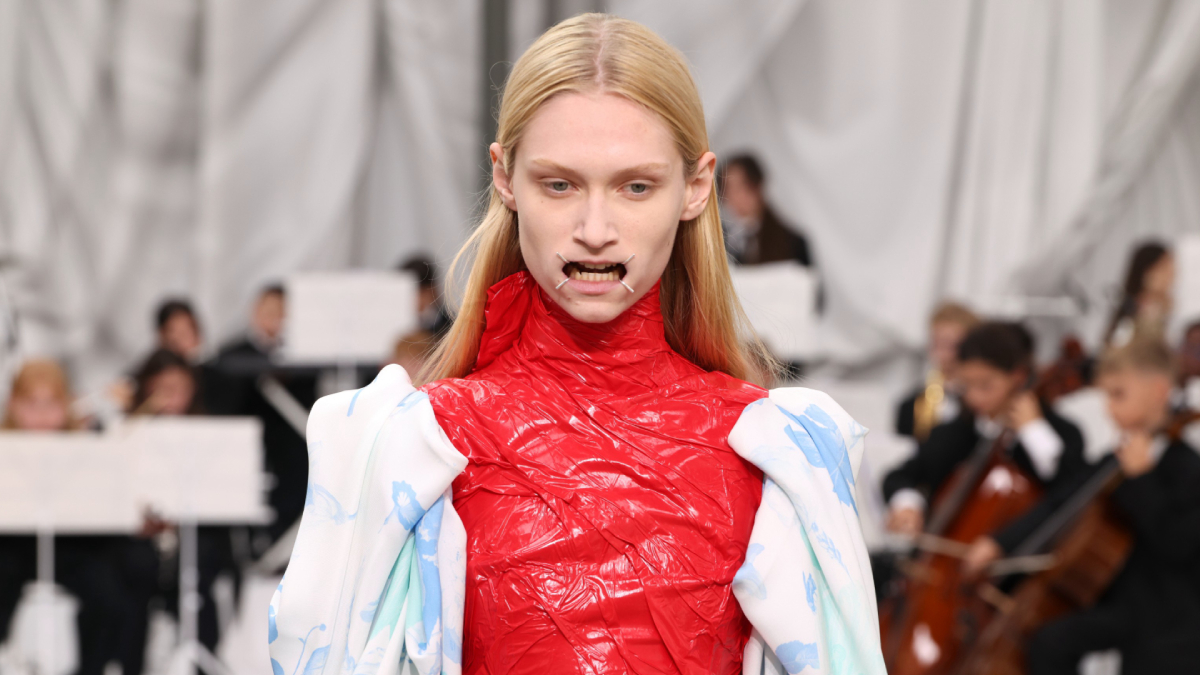 Volti anonimi, un’orchestra di bambini e abiti che sembrano metamorfosi. Alla Paris Fashion Week, Maison Margiela racconta la moda come un rito corale