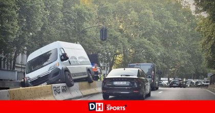 Une camionnette en bien mauvaise posture sur la Petite Ceinture de Bruxelles ce mercredi matin