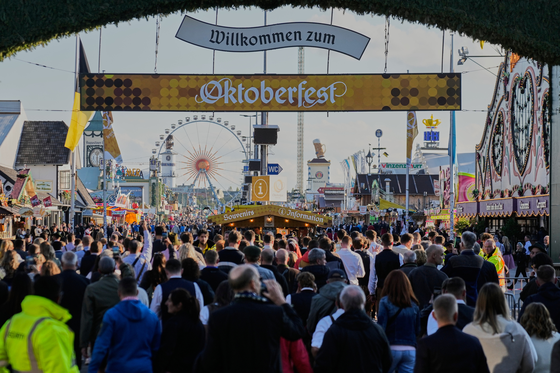 Reabren Oktoberfest al público tras amenaza de bomba ligada a explosión en Múnich