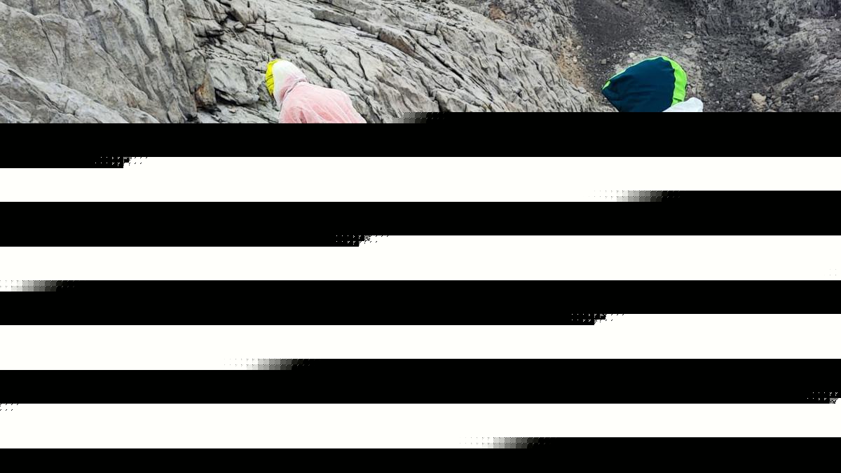 Bombonas, sillas y bolsas de basura: más de mil kilos de residuos ocultos en una cavidad de Picos de Europa