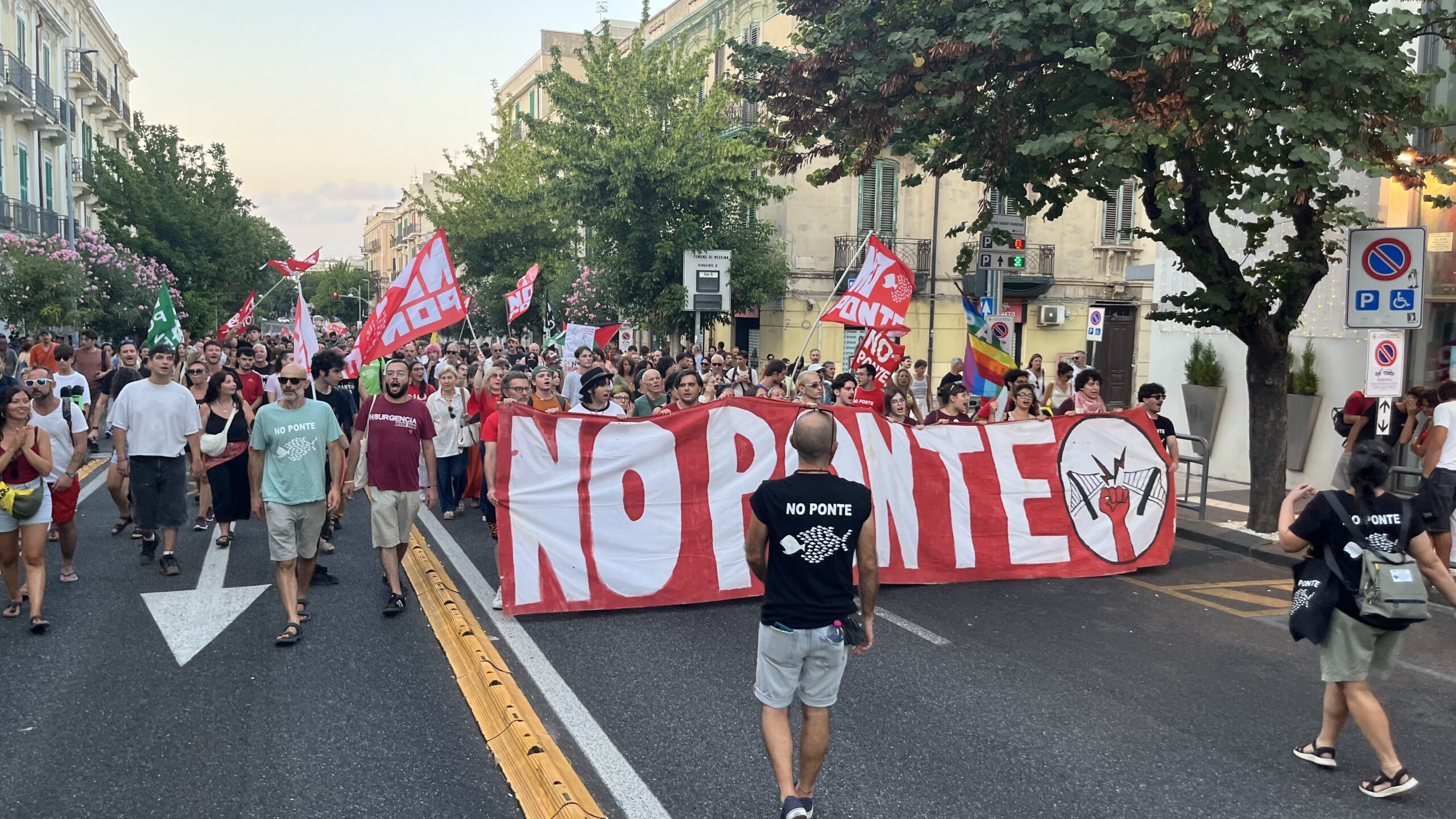 No al Ponte sullo Stretto, 5mila in corteo a Messina: “Si chiuda la società concessionaria, uno spreco di soldi pubblici”