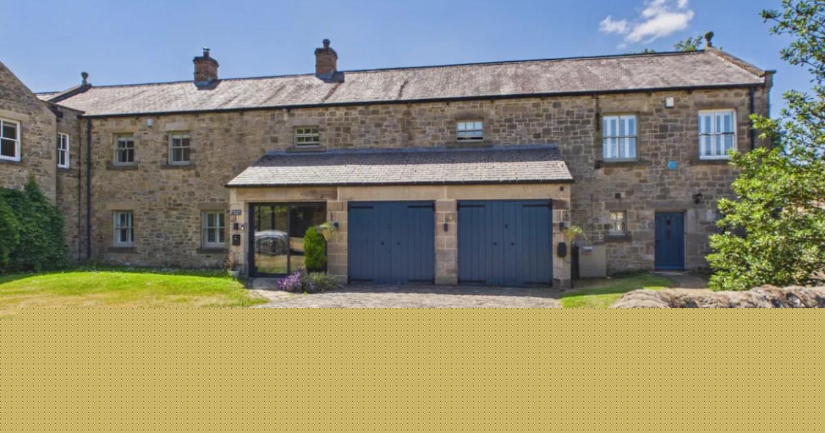 Countryside property with outdoor bar and garden room on the market for £750k