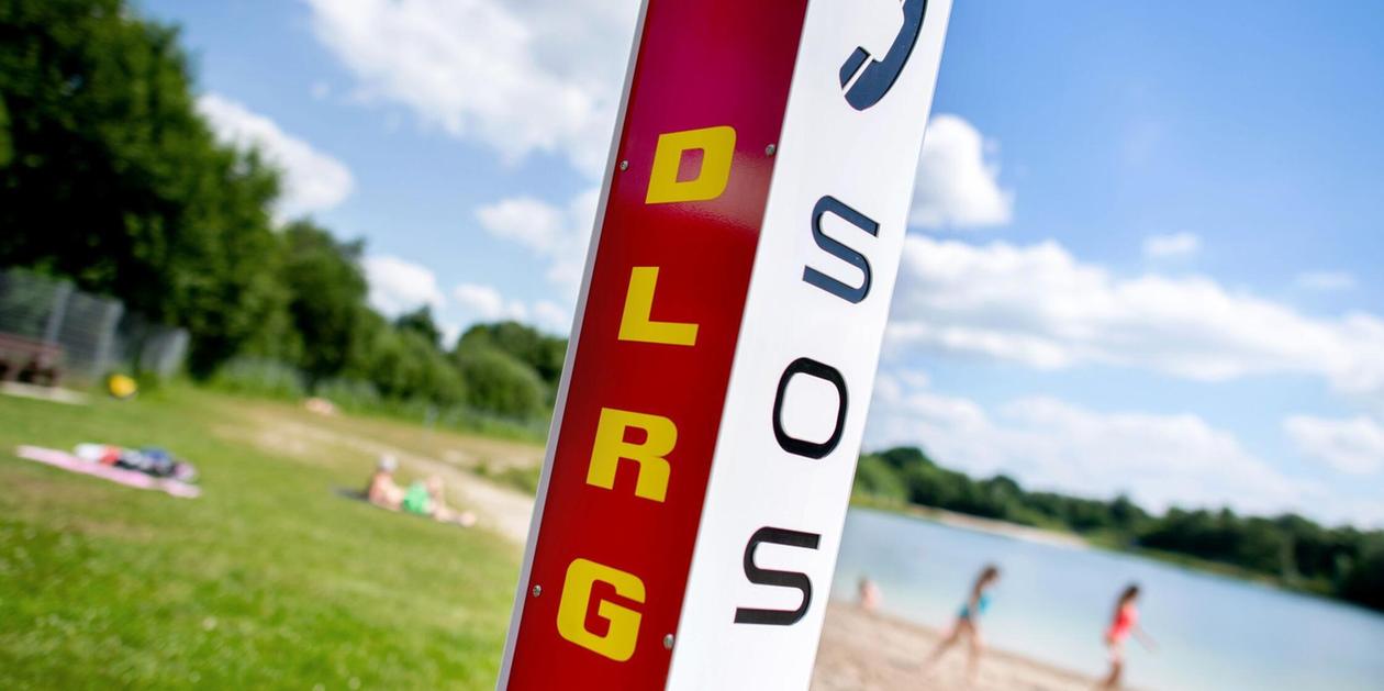 Mann geht in See plötzlich unter: Zeugen greifen sofort ein - und retten einem Menschen das Leben
