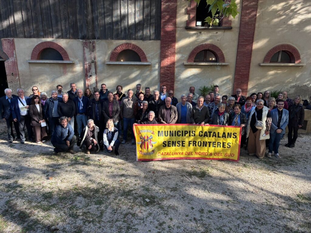 Batlles i regidors fan pinya al parlament per enfortir el català i la cooperació entre la Catalunya del nord i la del sud
