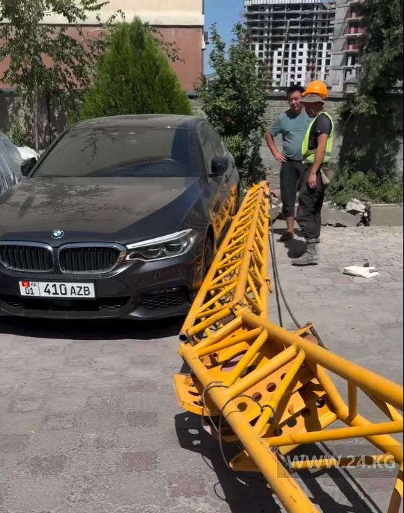 В&nbsp;микрорайоне &laquo;Асанбай&raquo; в&nbsp;Бишкеке упал строительный кран и&nbsp;повредил автомобили