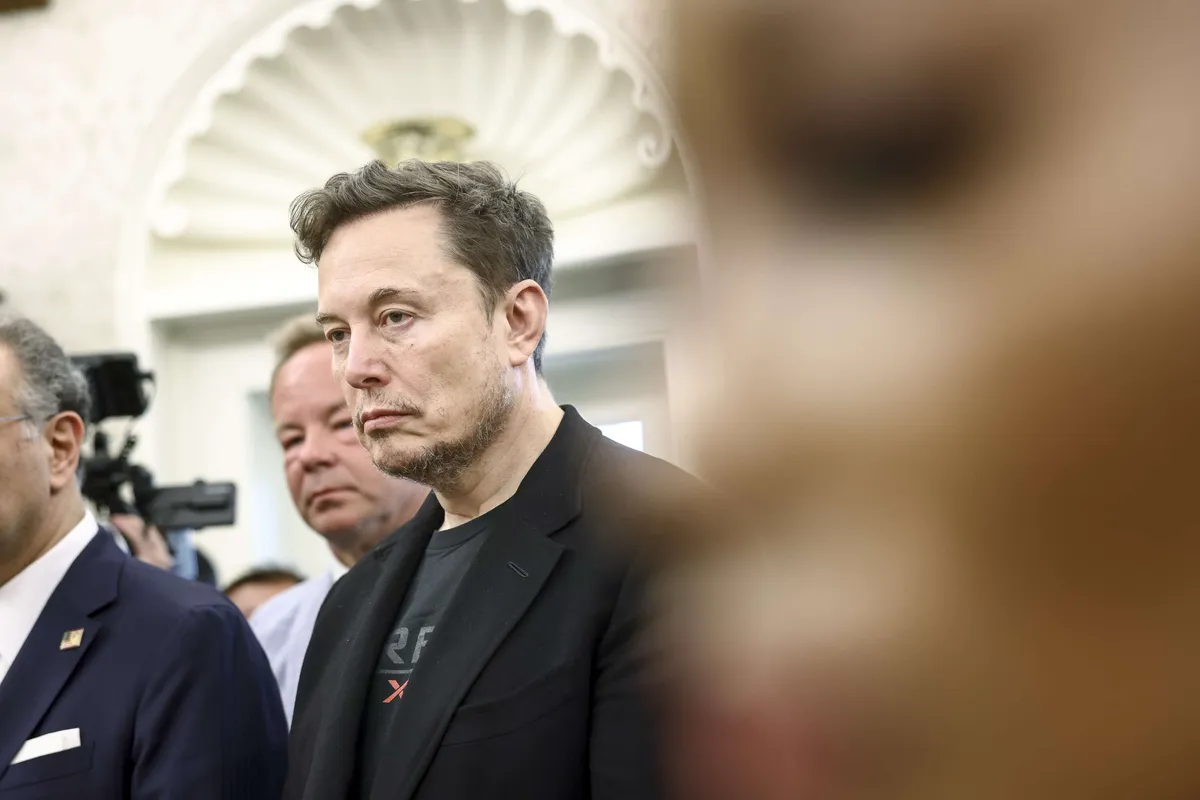 Elon Musk vastustaa uutta lakia, joka kieltäisi ”ihmisarvoa loukkaavan” toiminnan
