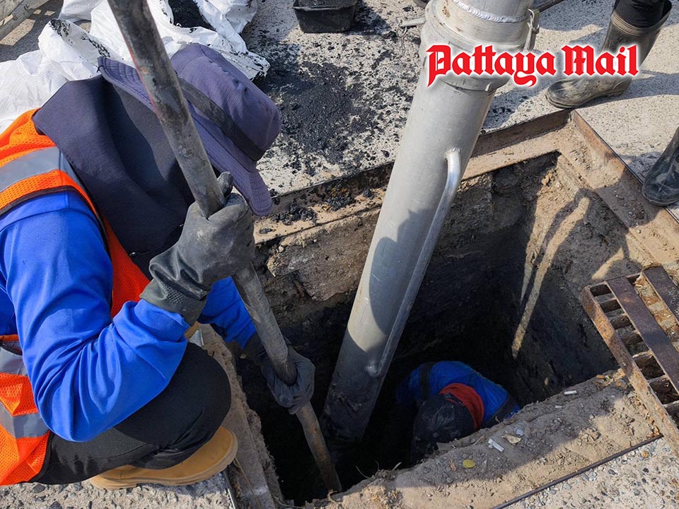 Pattaya clears drainage lines on South Pattaya Road to prevent flooding