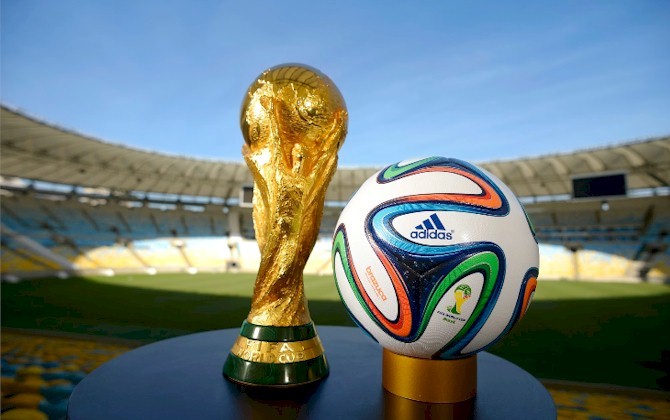 Trumpovi nejbližší chtějí pořádně vydělávat na světovém fotbalu, válka asociací FIFA a UEFA proto dostává nové grády. Řadoví Češi si v jejím důsledku mohou za televizní fotbalové přenosy do budoucna připlatit