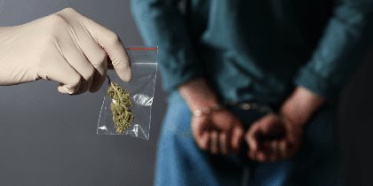 Ndalohen dy të rinj nga Turqia në Gostivar, kapen me marihuanë