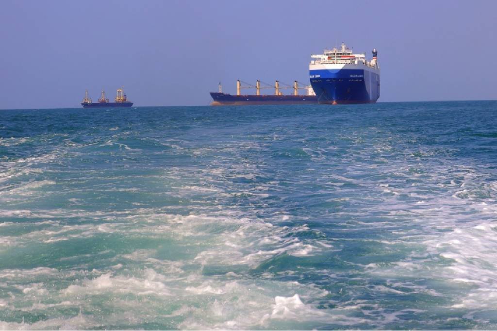 Impacto de ‘projétil’ contra navio no Mar Vermelho deixa pelo menos dois mortos
