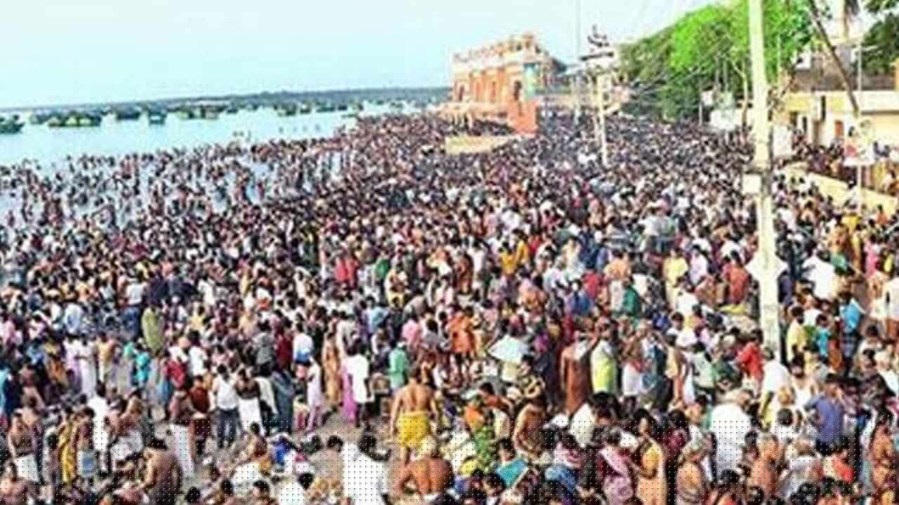 Devotees observe 'Mahalaya Amavasya' rituals at Rameswaram Agni Theertham in TN