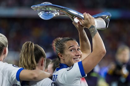 Lucy Bronze excited by title race ahead of six-pointer against Manchester City