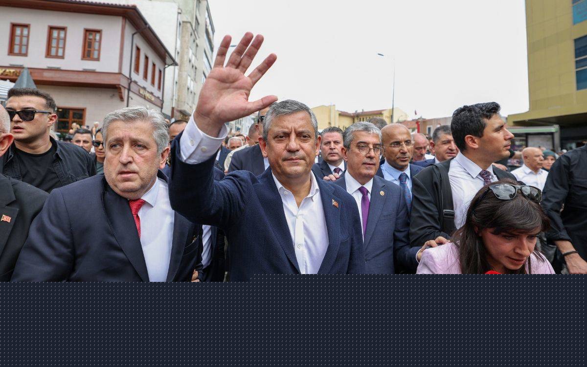 Özel YENİ Parti’nin genel başkanı seçildi