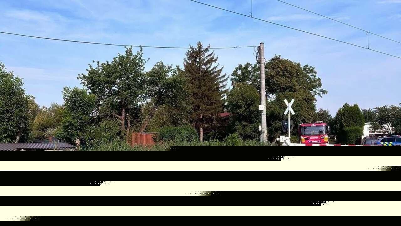 Nerešpektoval červenú ani spustené závory na priecestí. Cyklistu v Bratislave zrazil prechádzajúci vlak