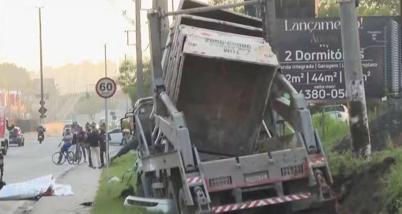 Colisão entre caminhão e carro deixa quatro mortos em SP