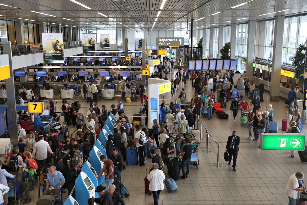 Comment on Heading to Schiphol? Arrive early and expect delays, warns the airport by Deborah