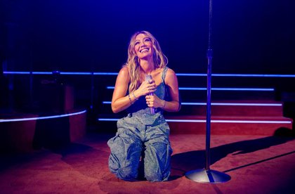 Hilary Duff Teases ‘World Tour Loading…’ During Los Angeles Tour Stop