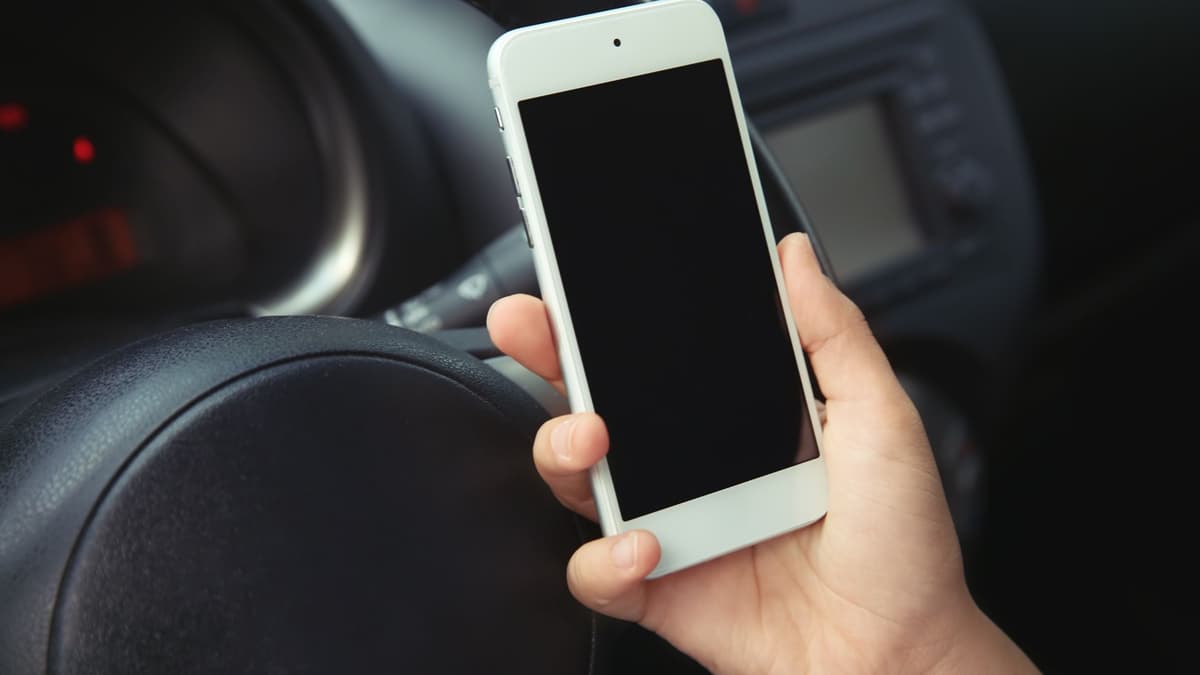 Newcastle Emlyn 18-year-old fined for using mobile phone while driving