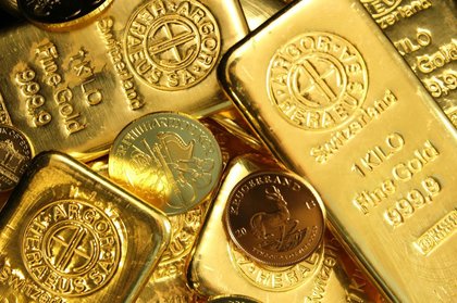 Aurul şterge într-o oră 3.200 de miliarde de dolari, echivalentul a 58 de miliarde pe minut, îşi revine parţial şi apoi cade din nou, pe fondul temerilor privind o conducere mai dură a Fed