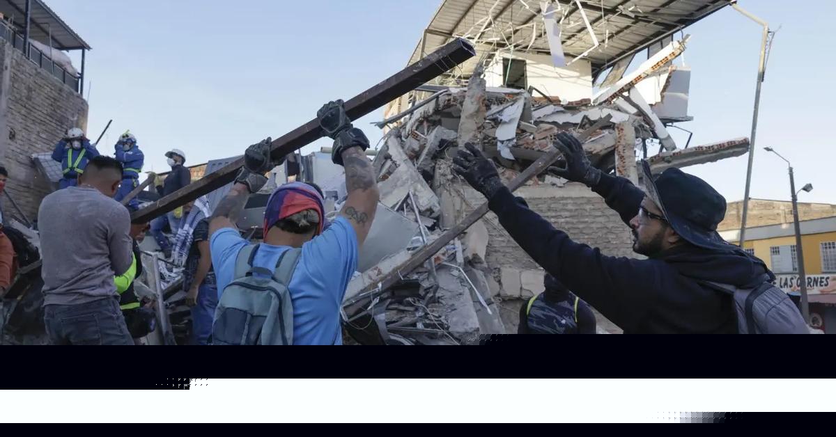 Búsqueda contrarreloj entre los escombros después del fuerte terremoto en Colombia