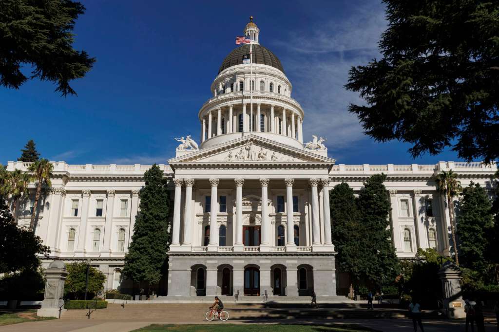 After Minneapolis shootings, California advances a bill allowing lawsuits against federal agents