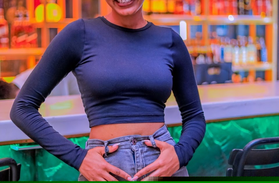 AMEUMBIKA! This stunning waitress at a popular club in Kisii is giving men sleepless nights – See curves! (PHOTOs)