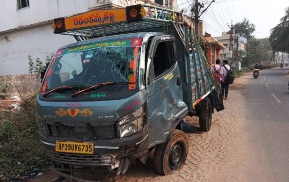 17 Injured in Road Accident Near Pendur in NTR Krishna District