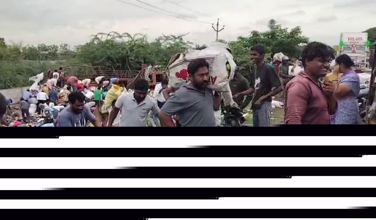 Public loots apples after truck overturns in Mahabubabad