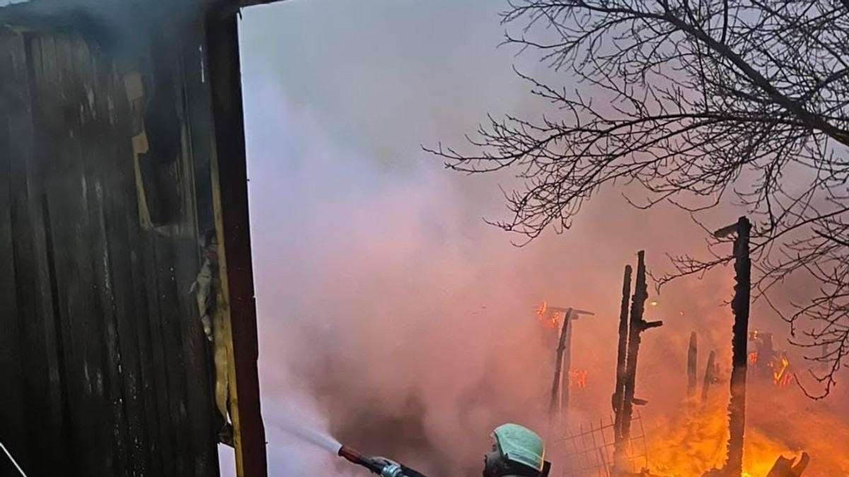 (FOTO) OGROMAN POŽAR PROGUTAO OBJEKAT KOD DESPOTOVCA Od dima se ne vidi prst pred okom, vatrogasci se bore sa buktinjom