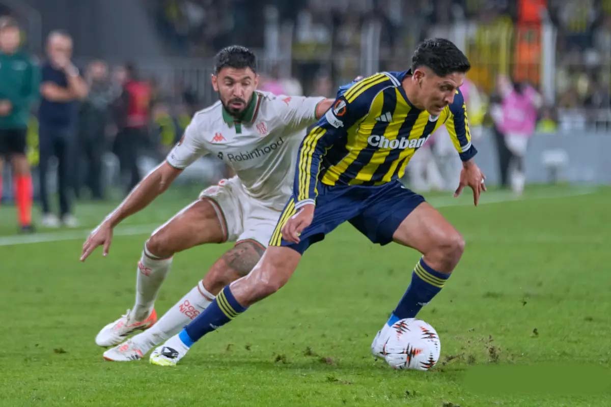 Edson Álvarez debuta en Europa League con Fenerbahçe y celebra triunfo 2-1