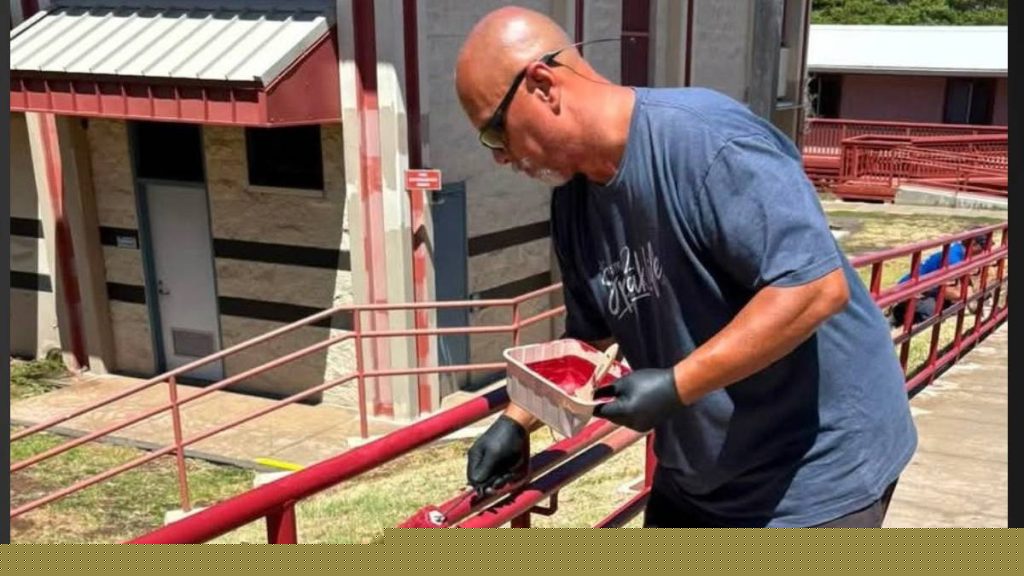 Police partner with community to paint railings at Waikōloa school
