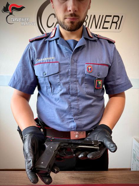Porto Mantovano, va al parco con una pistola (giocattolo): 19enne denunciato dai carabinieri
