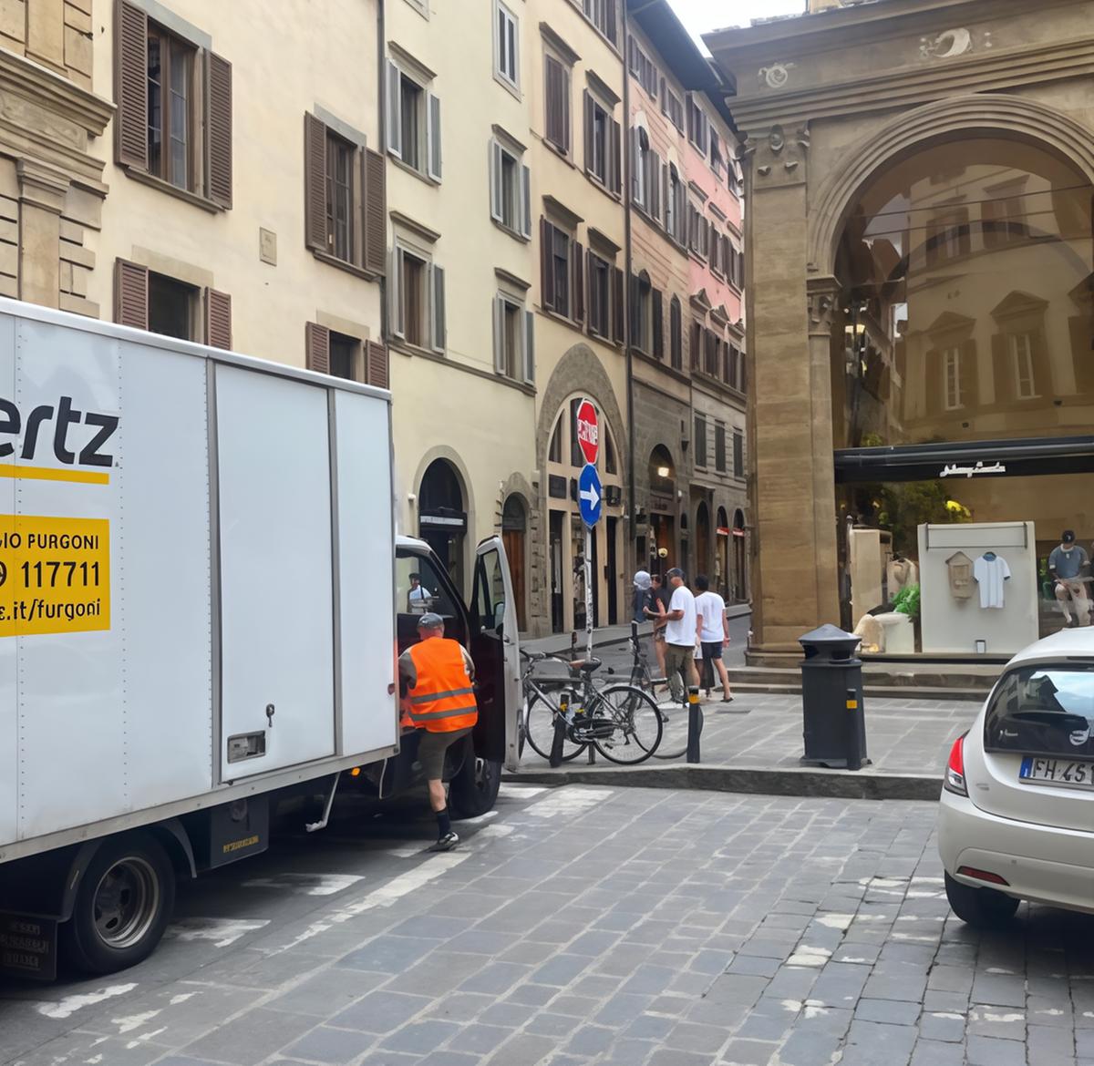 Piazza Rucellai, via vai di camion e furgoni. I residenti: "Rumori e smog, siamo stanchi"