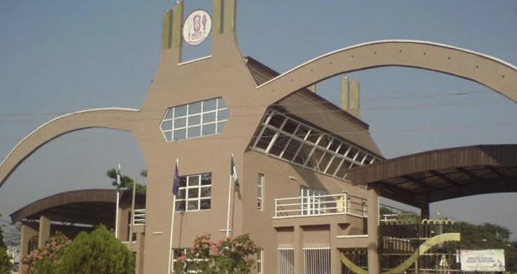 VIDEO: UNIBEN matriculation takes romantic turn as fresh student proposes to course mate