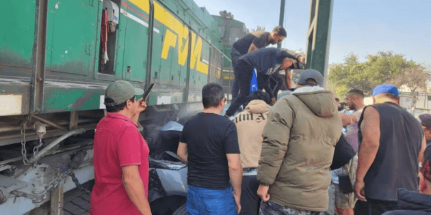 Tren impacta y arrastra automóvil en la alcaldía Gustavo A. Madero