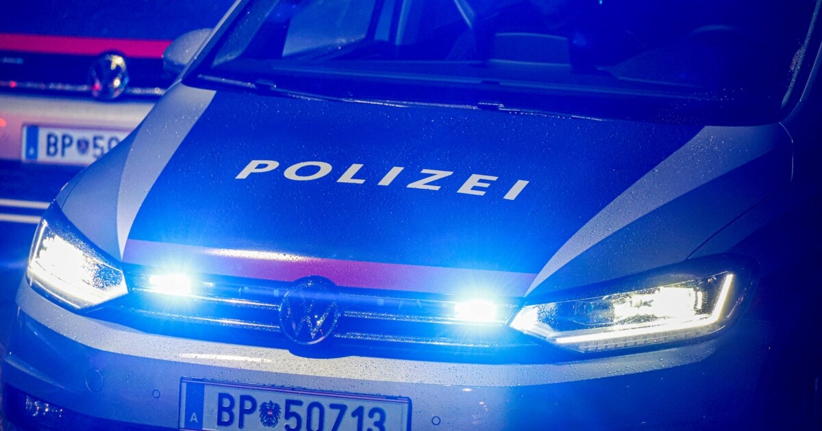 Massiver Sachschaden - Pkw-Lenker demolierte E-Ladesäulen und flüchtete