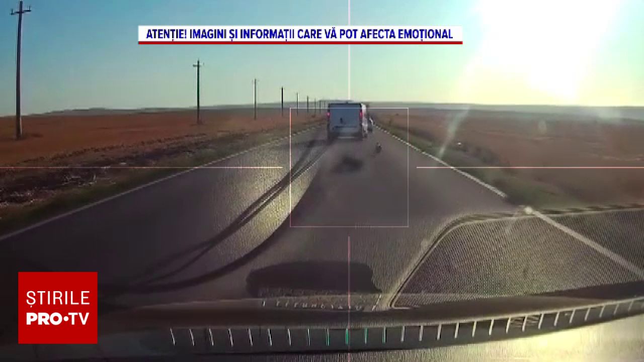 VIDEO. Un copil a căzut dintr-un microbuz intrat în depășire. Un TIR a fost la un pas să îl lovească apoi