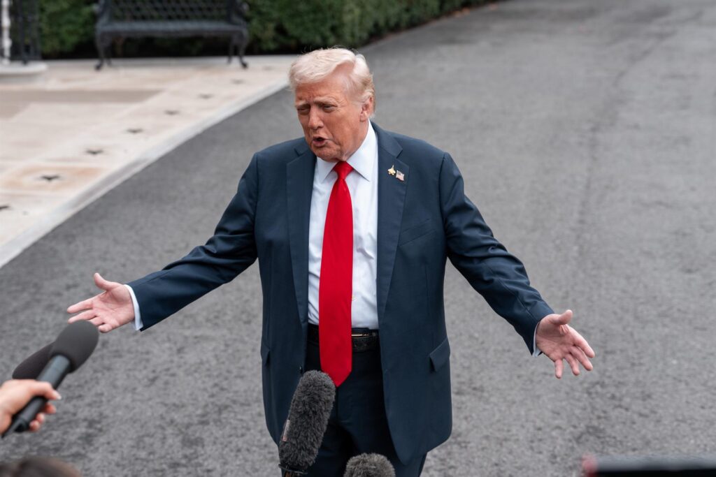 Trump diu que Israel ha aturat els bombardaments a Gaza i adverteix a Hamàs que no tolerarà cap endarreriment