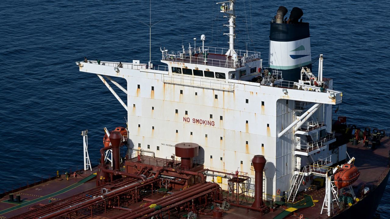 Cos'è la flotta ombra che aggira i divieti sul petrolio russo e che forse è responsabile dei droni sugli aeroporti europei