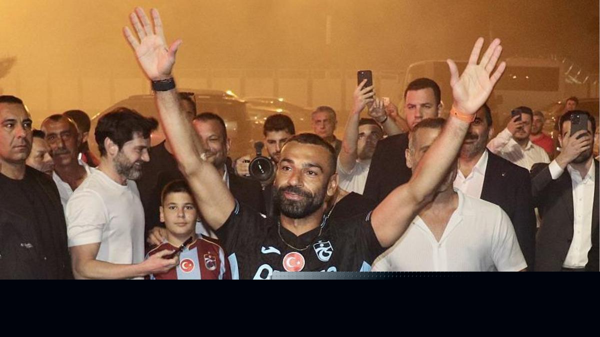 Salah mobbed at airport before Trabzonspor move