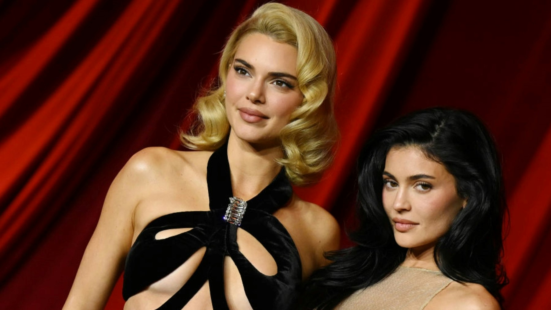 Fans praise this star as the ‘perfect woman’ after she poses completely naked